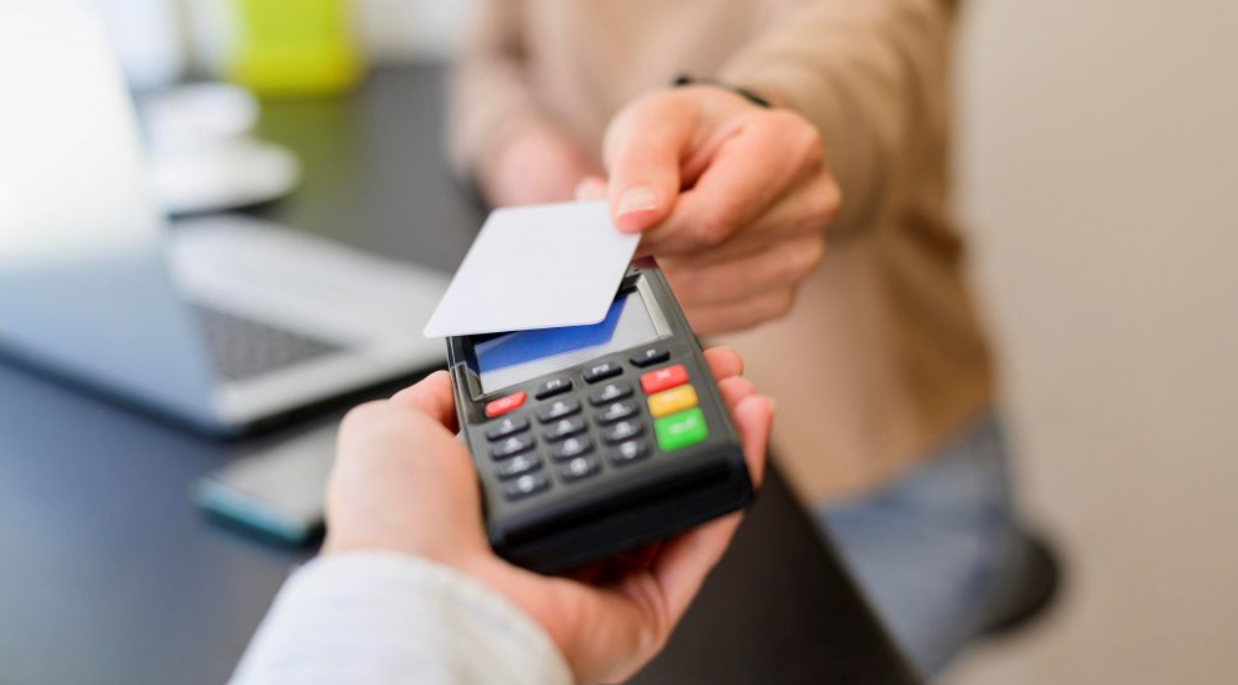 rút tiền mặt thẻ tín dụng và những điều cần lưu ý
